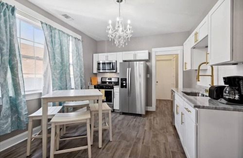 Mid-City Apartment | Brand New Mid City 1br for Long Stays
