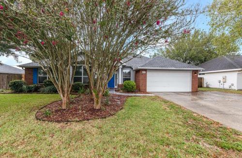 Navarre House | Breeze - Family Retreat with Waterfront Access & Game Room