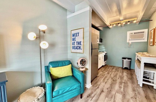 Bel Air Condo | Breezy Bungalow | On The Beach | Sleeps 4 | Stylish Studio | No Resort Fees