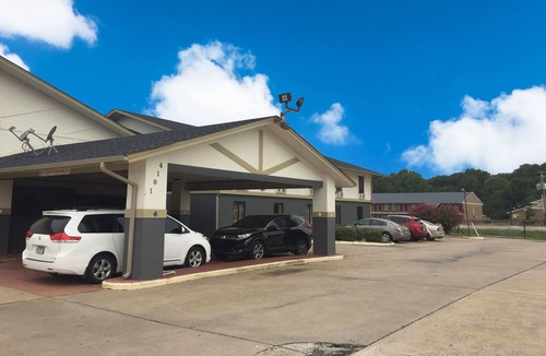 Pine Bluff Hotel | Briarwood Inn