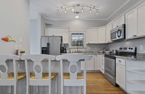 Waveland House | Bright and Airy 'Yellow House' w/pool!