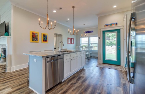 Long Beach House | Bright beach house steps from the sand & memories