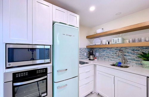 Bradenton Beach Condo | Bright Coastal Unit Steps From Beach/Walk 2 Bridge
