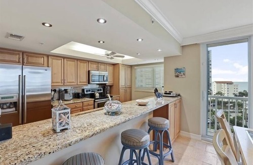 Park Shore Condo | Bright corner unit with stunning Gulf views-CL0701