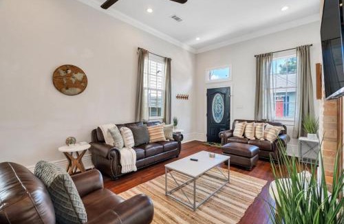 Esplanade Ridge House | Bright home w plunge pool & arcade games