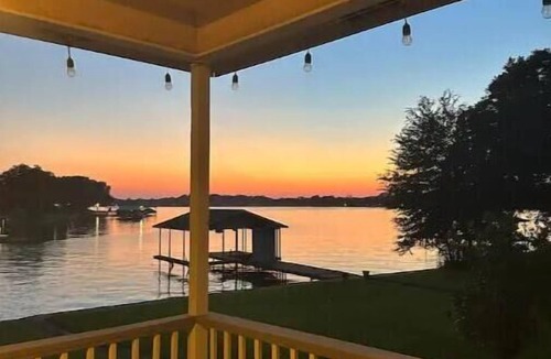 Enchanted Oaks House | Bright lakeside bliss. Your vibrant retreat awaits!
