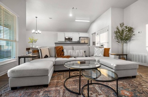 Leon Junction House | Bright & New Med District Home