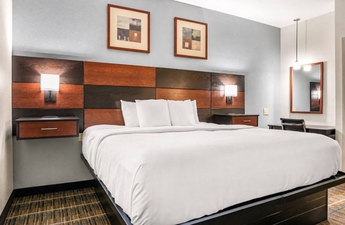 Denham Springs Hotel | Bright Suite Stay w/Kitchenette & Gym Near LSU, Zoo & Baton Rouge River Center
