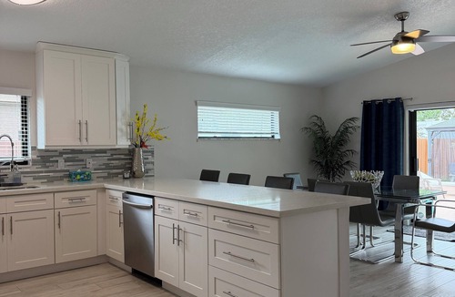 Sunrise House | Brilliant 3-bedroom house with AC in charming Sunrise