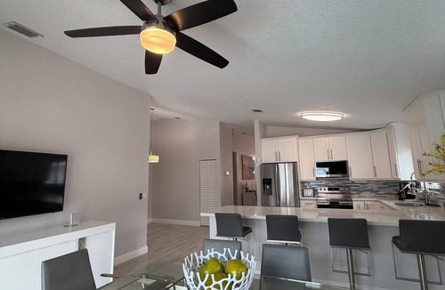 Sunrise House | Brilliant 3-bedroom house with AC in charming Sunrise