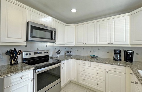 Toilla Segunda House | Bring and airy Beach Home Just One Block to Beach Access W/a Private Pool!