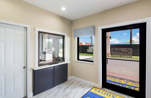 Hitchcock House | Budget-Friendly Room w/Kitchenette | Right off Highway 6, Near Galveston Beach