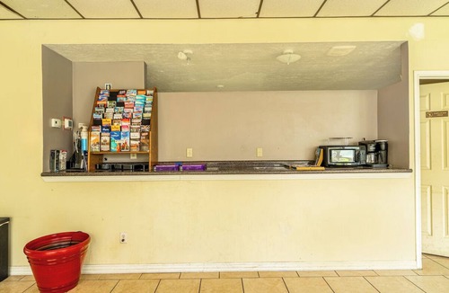 Livingston Hotel | Budget Stay King Bed Near Lake Livingston & Local Attractions