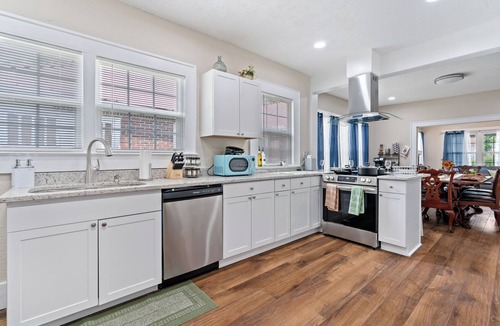 Birmingham House | Bungalow Retreat-Fire pit/Patio/Games/Relaxing Front Porch/Parking Spaces