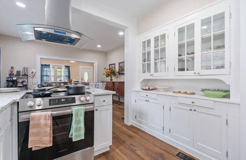 Birmingham House | Bungalow Retreat-Fire pit/Patio/Games/Relaxing Front Porch/Parking Spaces