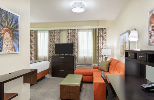 Seybold Hotel | Business Travel Bliss: 5 Minutes to Airport, Complimentary Breakfast! Pool!