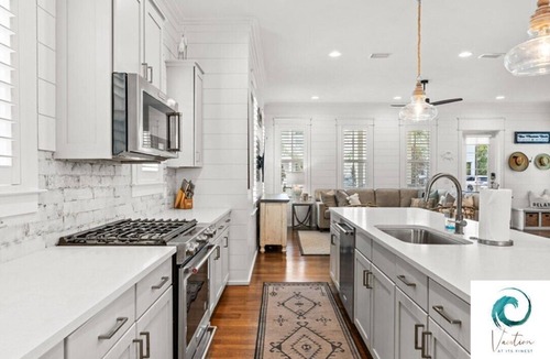 Lakeside at Blue Mountain Beach House | Cabana Banana - Pet Friendly/4 Bikes/6-Seater Golf Cart