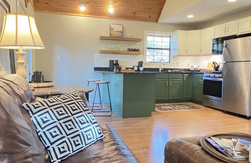 Jones Mills House | Cabin on the Cove - Sleeps 6 - Dock, Kayaks & Firepit