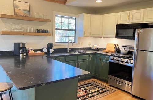 Jones Mills House | Cabin on the Cove - Sleeps 6 - Dock, Kayaks & Firepit