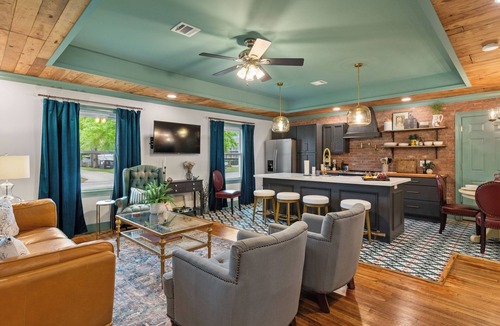 Lafayette House | Cajun Cottage Compound-Sleeps 18