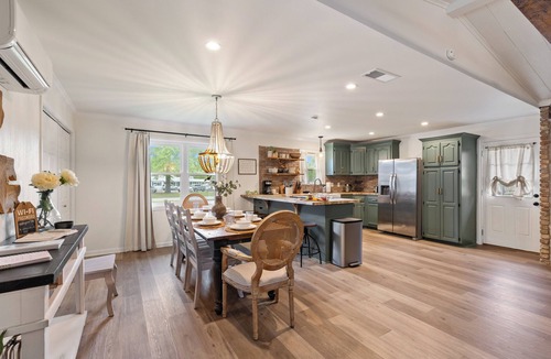 Lafayette House | Cajun Cottage Compound-Sleeps 18