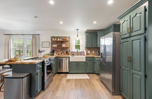 Lafayette House | Cajun Cottage Compound-Sleeps 18