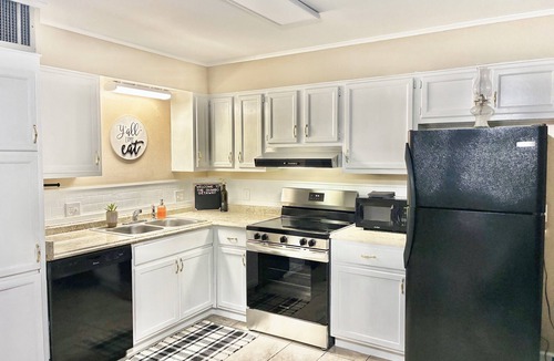 Houma Condo | Cajun Cuisine. Short drive to New Orleans. French Quarter. DATE NIGHT vibe!