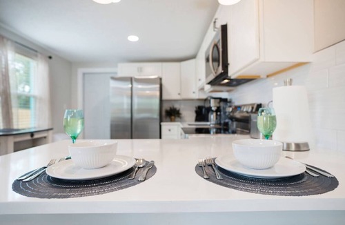 Bayshore Gardens House | Calm Sea Cottage: New Renovation, Modern 2BR