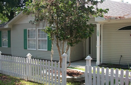 Niceville House | Camellia House, a charming little house for rest or play!