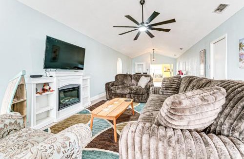 Hudson Beach Estates House | Canal-Front Home w/Boat Dock & Lanai in Hudson