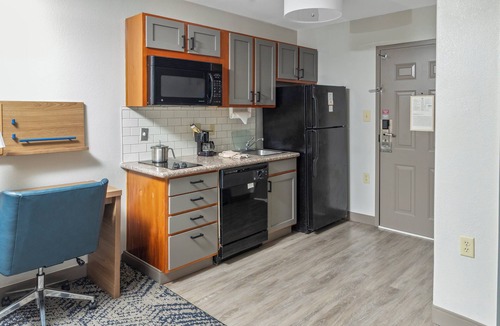 Nederland Hotel | Candlewood Suites Port Arthur/Nederland by IHG