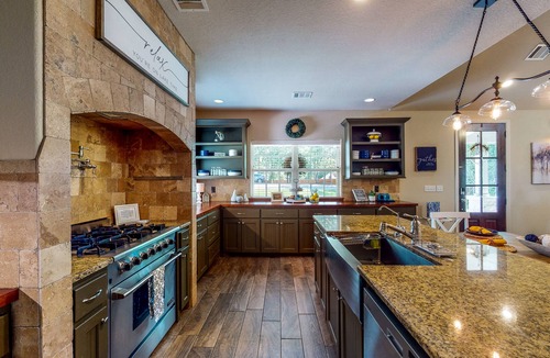 Cape Royale House | Cape Royale estate by Lake Livingston with pool, marina, & private hot tub