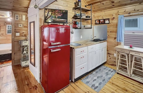 Ogunquit Cottage | Captain's Quarters, 1.5 miles to downtown Ogunquit!