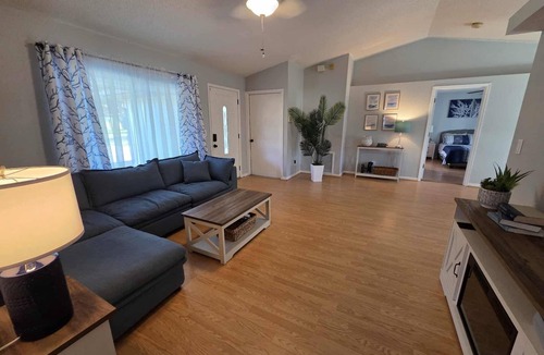 United Central House | Cara's Cozy Corner 3-bedroom house with AC in delightful Central St. Petersburg
