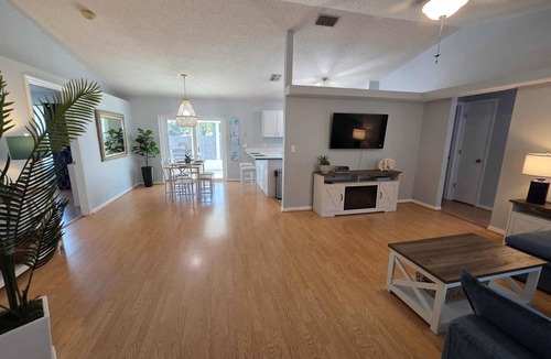 United Central House | Cara's Cozy Corner 3-bedroom house with AC in delightful Central St. Petersburg