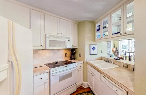 Sunnyside Condo | Carillon condo in downtown with pool access, balcony & W/D - close to the beach