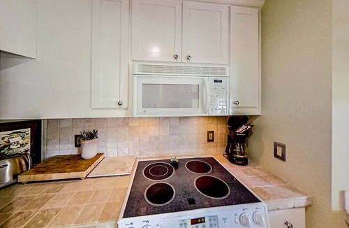 Sunnyside Condo | Carillon condo in downtown with pool access, balcony & W/D - close to the beach