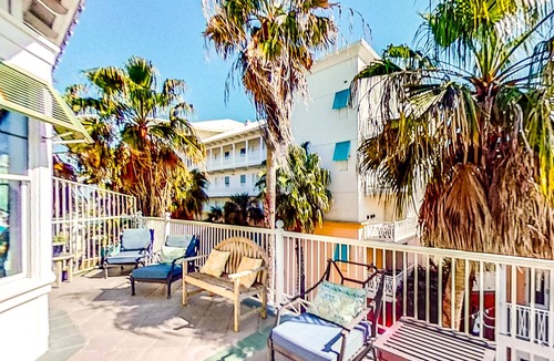 Sunnyside Condo | Carillon condo in downtown with pool access, balcony & W/D - close to the beach