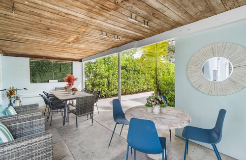 Pinewood Park House | Casa Azul-Chic Vacation Home close to Downtown/Airport
