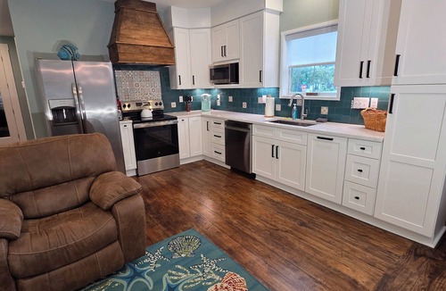 Bay St Louis Cottage | Casa Bambino Cozy 2-bedroom cottage walking distance to beach and downtown.