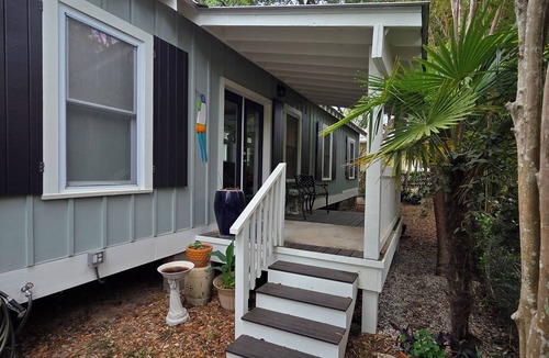 Bay St Louis Cottage | Casa Bambino Cozy 2-bedroom cottage walking distance to beach and downtown.