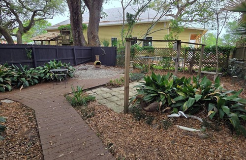 Bay St Louis Cottage | Casa Bambino Cozy 2-bedroom cottage walking distance to beach and downtown.
