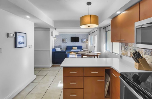Sunnyside Condo | "Casa Francesca"| Beachfront | Beach Views| Heated Pool | Shuffleboard, Tennis, fitness room