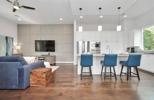 Midtown House | Casa LaBella | Downtown Skyline Views | Sleeps 10