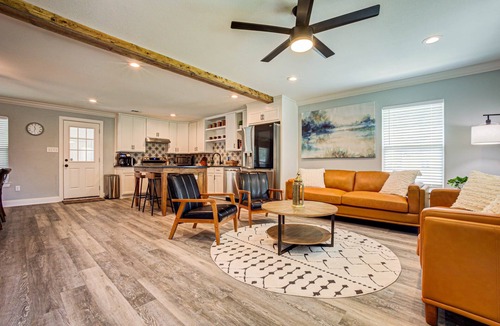 Waco House | Casablanca Waco: 5 Mins to Magnolia Silos & Baylor Hot Tub Firepit Pets OK