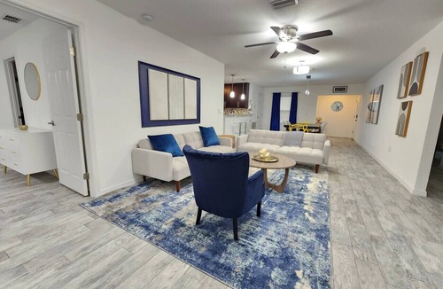 Wadeview Park House | CasaDelaney DT Sodo district. Renovated Sleeps 16