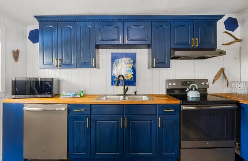 Laguna Beach Condo | Castaway Cottage|Laguna Beach|Pet Friendly|Steps to Beach