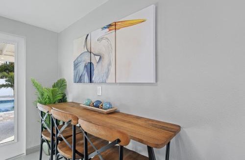 Holmes Beach House | Castaway Cottage, Beautiful Pool/Spa, Steps to sand & Restaurants, Golf Cart Included