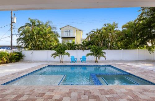 Holmes Beach House | Castaway Cottage, Beautiful Pool/Spa, Steps to sand & Restaurants, Golf Cart Included