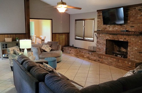 Marianna House | Caverns Crossing - CLOSE to Chipola , MERE ball field & the Caverns State Park